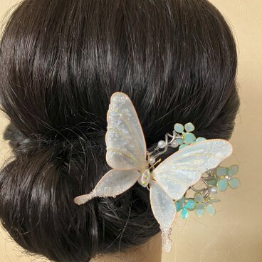 紫陽花に囲まれて（蝶のかんざし）