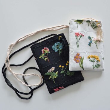 【選べるカラー】フラワー刺繍スマホショルダーポーチ　　ボタニカル柄　スマホショルダー　エクリュ・ブラック