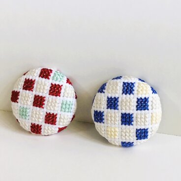 クロスステッチのマグネット・2個セット（赤と青）