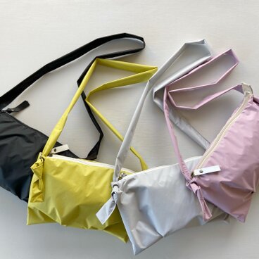 ショルダーや斜めがけにも！ふんわり軽量＊撥水ナイロンポシェット＊レジャー・フェスに