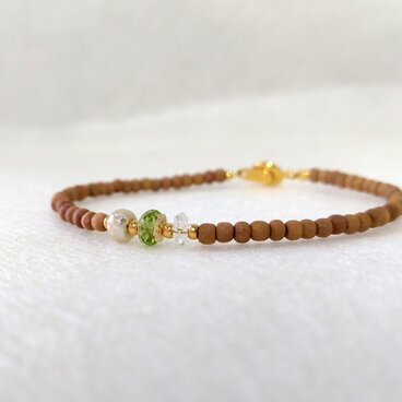 白檀ブレスレット　ペリドット＆ガラスパール b【8月誕生石】