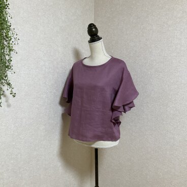 リネン100%のラッフルスリーブブラウス　カシス