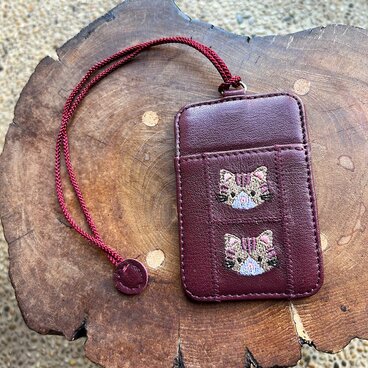 両面パスケース（濃いエンジの革に茶トラ猫の刺繡）2枚用 03005-19