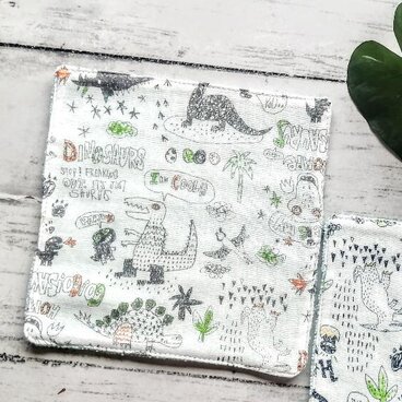 恐竜　ガーゼハンカチタオル　15cm角　ダブルガーゼ　マイクロファイバー　名入れ　ループ