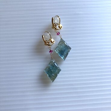 フローライトトリプレットのソフトタッチイヤリング