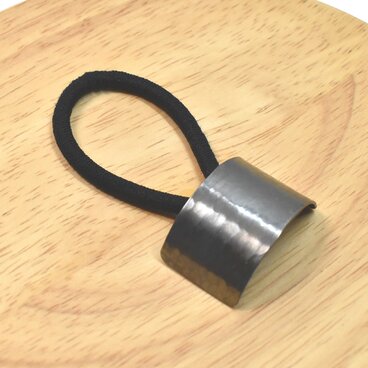 一つ結び用・燻し仕上げ 槌目模様シルバーヘアゴム