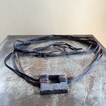 チョーカー(帯留)　黒釉　square with string