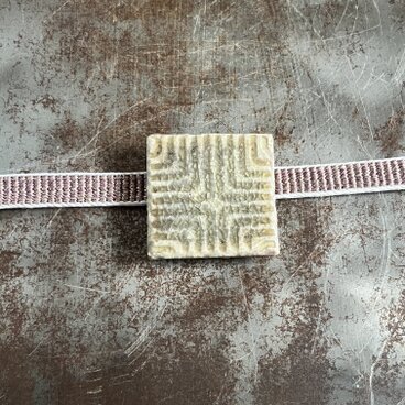 帯留　白土灰志野釉　線刻紋　square