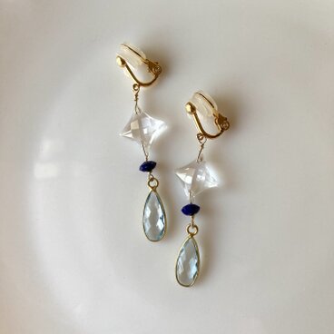 水晶、スカイブルートパーズのイヤリング