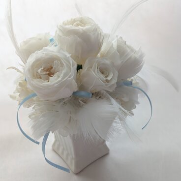 プリザーブドフラワー／ココットローズとフェザーの白いギフト／フラワーケースリボンラッピング付き