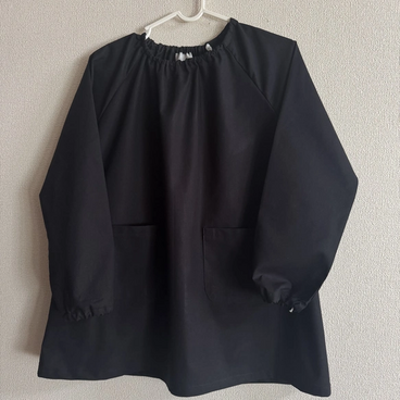 【80～160】ブラック 無地 シンプル 長袖スモック  着丈延長可 スモッグ