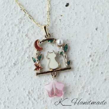 再販　赤い月の窓辺のネコとチェコガラスビーズの星 　ネックレス