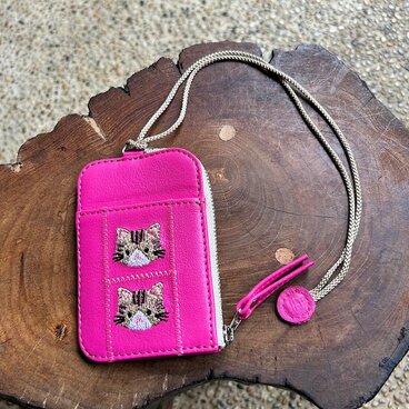 パスケース2枚用 小銭入れ付き（ディープピンクの革に茶トラ猫の刺繡）03003-48