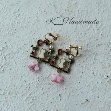 再販　赤い月の窓辺のネコとチェコガラスビーズの星 　イヤリング