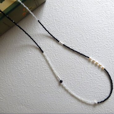 モノトーン天然石のロングネックレス