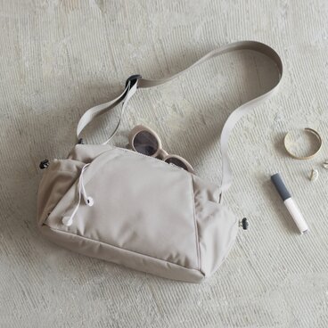 夏新作 撥水加工リサイクルナイロン ボディバッグ【ベージュ】軽やかで収納力 ハンズフリーで快適にお出かけ