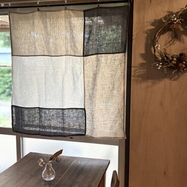 静かな朝の窓辺に｜生成りとグレーのリネンクロス（90×90）