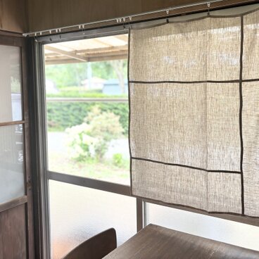 朝のキッチンに｜生成りリネンのつぎはぎクロス（90×90）