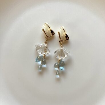 水晶の扇型カービングのイヤリング