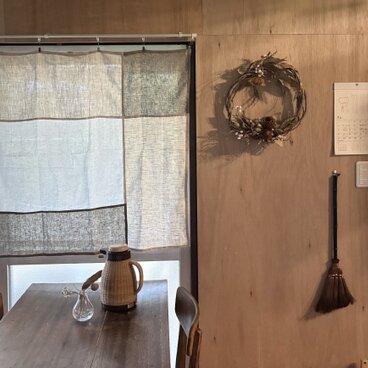 木陰の午後に｜生成りとカーキのリネンクロス（90×90）