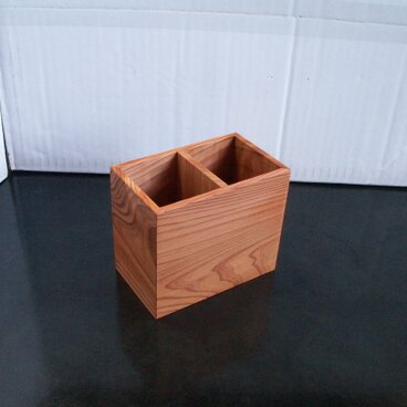 New●屋久杉　無垢材のペンスタンド（仕切りあり）　K444