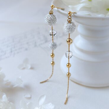 繊細なビーズボールに、クリスタルの透明感とゴールドの艶を重ねた、ロングチェーンの ピアス／イヤリング