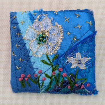 青いコラージュ刺しゅうのブローチ