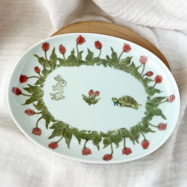 チコロット❤️すべて手描き❤️染付け❤️小判型❤️だ円皿❤️メイン皿❤️可愛い❤️童話❤️うさぎとかめ❤️チューリップ