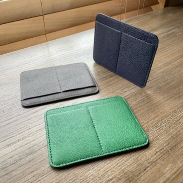 《４ポケット／フラットタイプ》レザーカードホルダー（リネア・ヴァスカ・ボックス）