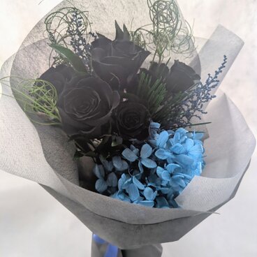プリザーブドフラワー／黒薔薇7輪と緑と青い紫陽花の花束（黒薔薇の魔法発動中シリーズ）