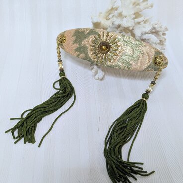 帯地のバレッタ