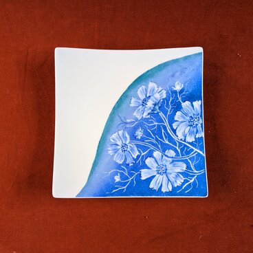 コスモスの青いスクエア皿【４輪の満開の花と３輪の蕾】