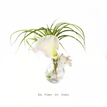 《静寂に咲く》カラーとエアプランツの一輪挿し｜本物みたいな枯れないアーティフィシャルフラワー（造花）