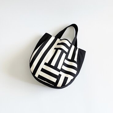 白黒ボーダーパッチワーク ラウンド型バッグ 太ストライプ A4