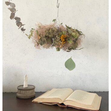 夏の庭　フライングリース　スモークツリーとひまわり