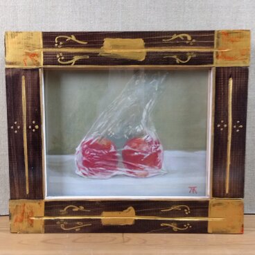 アクリル「ビニール袋の中の二つの林檎」