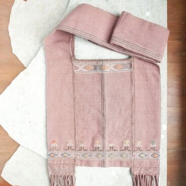 カレン族の草木染め手織りショルダーバッグ / くすみピンク 人間柄 / 手縫い 1点もの