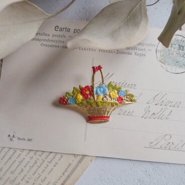 カラフルなエナメルの花かごブローチ