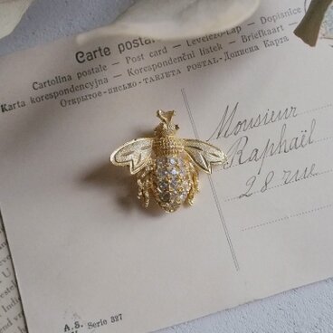 ガラスがきらめくハチのブローチ