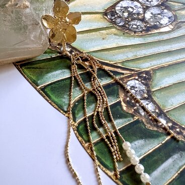 片耳ピアス_ねむれるもりのきんのさくら