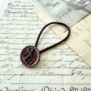 アンティークボタンヘアゴム／庭先の植物と塀ピクチャーボタン