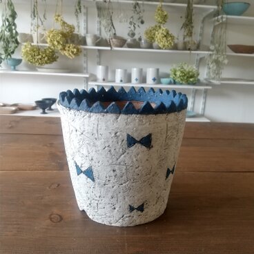 ネイビーブルーの植木鉢（リボン）