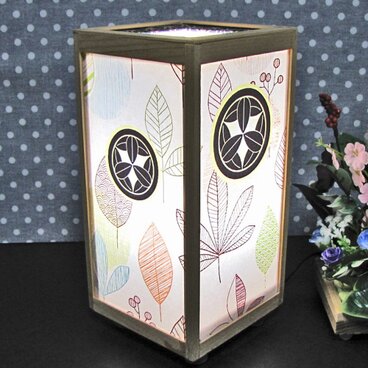 ◆家紋の宿り木=「丸に九枚笹」（家紋変更可）／至福の明り・心温まるひととき／LED昼白色･桧枠造・フイルム加工・軽量／