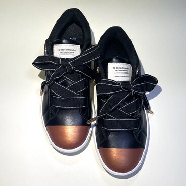 大きなリボン状の靴紐が可愛いバイカラー軽量コートスニーカー(ブラックxエナメルブラック) 22.5cm〜24.5cmのコピー