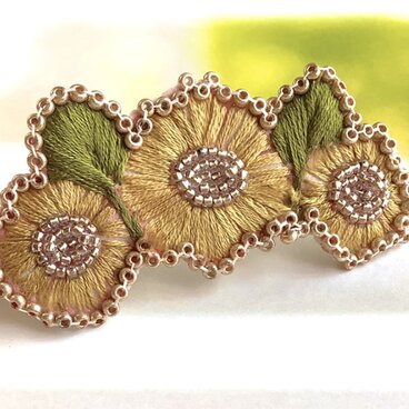*Always*送料無料＊辛子色の３連フラワーブローチ