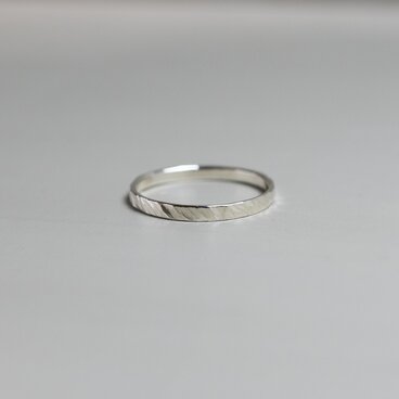 シルバーシンフラットリング 2.0mm幅 斜槌目｜FA-1142