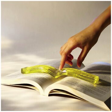 本の為のガラスのぺーパーウェイト　「ゆうはり -融玻璃-」　（yellow）