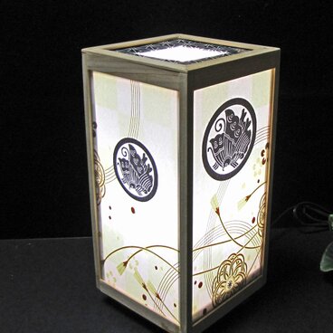 ◆家紋の宿り木=「丸に揚羽蝶」（家紋変更可）／至福の明り・心温まるひととき／LED昼白色･桧枠造・フイルム加工・軽量／