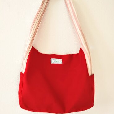 元気の出る赤いショルダーバッグ