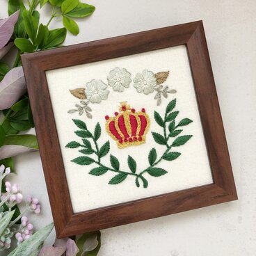 【刺繍キット】王冠の刺繍フレーム -赤-